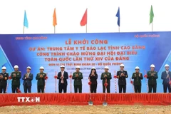 Đại tướng Phan Văn Giang, Bộ trưởng Bộ Quốc phòng, cùng lãnh đạo Bộ Y tế, Ủy ban Nhân dân tỉnh Cao Bằng thực hiện nghi thức khởi công. (Ảnh: TTXVN phát)