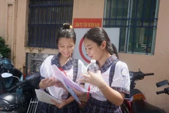 Thí sinh tại điểm thi Trường Trung học cơ sở Lê Quý Đôn (thành phố Thủ Đức) hoàn thành bài thi môn Ngữ văn. (Ảnh: Thu Hoài/TTXVN)