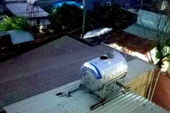 Hiện trường phát hiện bộ xương người trong bồn chứa nước. (Ảnh: A.X)
