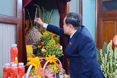 Chủ tịch Quốc hội tưởng nhớ Chủ tịch Hồ Chí Minh tại Phủ Chủ tịch