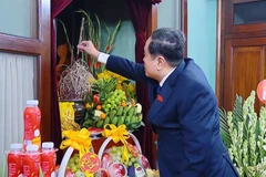 Chủ tịch Quốc hội tưởng nhớ Chủ tịch Hồ Chí Minh tại Phủ Chủ tịch