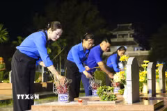 Đoàn viên thanh niên Điện Biên thành kính dâng hương tại các phần mộ liệt sỹ ở Nghĩa trang Liệt sỹ quốc gia A1. (Ảnh: Xuân Tư/TTXVN)