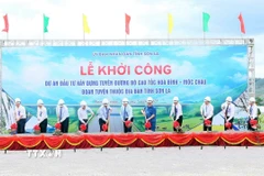 Đại biểu thực hiện nghi thức khởi công dự án đầu tư xây dựng tuyến đường bộ cao tốc Hòa Bình-Mộc Châu, đoạn tuyến thuộc địa bàn tỉnh Sơn La. (Ảnh: Quang Quyết/TTXVN)