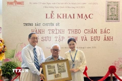 Bảo tàng Thành phố Hồ Chí Minh tiếp nhận bộ tem từ nhà sưu tập Trần Văn Bùi. (Ảnh: Thu Hương/TTXVN)