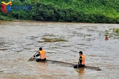 Lực lượng cứu hộ triển khai tìm kiếm cháu bé mất tích. (Nguồn: Báo Quảng Ninh)
