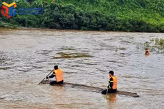 Lực lượng cứu hộ triển khai tìm kiếm cháu bé mất tích. (Nguồn: Báo Quảng Ninh)