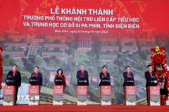Tổng Bí thư Tô Lâm và đại biểu thực hiện nghi thức khánh thành Trường Phổ thông nội trú liên cấp Tiểu học và THCS Si Pa Phìn. (Ảnh: Thống Nhất/TTXVN)