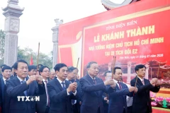 Tổng Bí thư Tô Lâm thắp hương tại Nhà tưởng niệm Chủ tịch Hồ Chí Minh ở di tích đồi E2, tỉnh Điện Biên. (Ảnh: Thống Nhất/TTXVN)