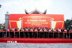 Tổng Bí thư Tô Lâm và đoàn công tác Trung ương đến dự Lễ Khánh thành Nhà tưởng niệm Chủ tịch Hồ Chí Minh tại di tích đồi E2 ở phường Điện Biên Phủ, tỉnh Điện Biên. (Ảnh: Thống Nhất/TTXVN)