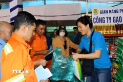 Đông đảo công nhân lao động mua sắm Tết tại “Chợ Tết Công đoàn". (Ảnh: Thanh Vũ/TTXVN)