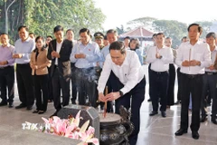 Chủ tịch Quốc hội Trần Thanh Mẫn cùng đoàn công tác đến dâng hoa, dâng hương, viếng Cụ Phó bảng Nguyễn Sinh Sắc. (Ảnh: Doãn Tấn/TTXVN)
