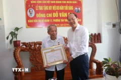 Bí thư Tỉnh ủy Cà Mau Nguyễn Hồ Hải trao Huy hiệu 65 năm tuổi Đảng cho đồng chí Đỗ Văn Ba. (Ảnh: Huỳnh Anh/TTXVN)