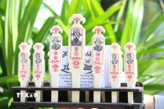 Xăm hường là một thú vui tao nhã chốn Cung đình xưa xứ Huế. (Ảnh: Mai Trang/TTXVN)