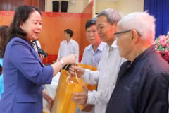Phó Chủ tịch nước Võ Thị Ánh Xuân trao tặng quà Tết cho các hộ nghèo, hộ khó khăn trên địa bàn xã Mỹ Hoà Hưng, tỉnh An Giang. (Ảnh: Công Mạo/TTXVN)