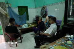 Chi bộ 6D quan tâm, hỗ trợ cho các hộ gia đình có hoàn cảnh khó khăn trong khu dân cư để không ai bị bỏ lại phía sau. (Ảnh: Xuân Quý/TTXVN)