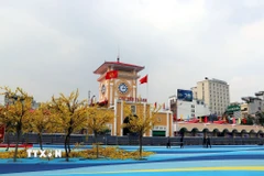 Các đơn vị thi công khẩn trương lắp đặt, tái hiện hình ảnh dòng kênh “trên bến dưới thuyền” - khung cảnh đặc trưng của Sài Gòn xưa ngay trước cổng chợ Bến Thành. (Ảnh: Thanh Vũ/TTXVN)