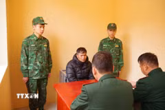 Đối tượng Vũ Tất Dương khai nhận tại cơ quan biên phòng. (Ảnh: TTXVN phát)