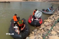 Thi thể cháu bé bị đuối nước được tìm thấy trên sông Sê Pôn sau gần 3 ngày tìm kiếm. (Ảnh: TTXVN phát)