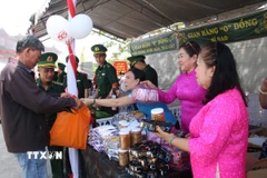 Các phần quà được chuẩn bị tươm tất, đầy đủ dành tặng người dân tham dự chương trình. (Ảnh: Chanh Đa/TTXVN)