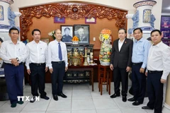 Chủ tịch Quốc hội Trần Thanh Mẫn đến thăm gia đình, thắp hương tưởng nhớ, tri ân và tặng quà, chúc Tết gia đình cố Chủ tịch Quốc hội Nguyễn Hữu Thọ. (Ảnh: Doãn Tấn/TTXVN)