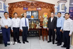 Chủ tịch Quốc hội Trần Thanh Mẫn đến thăm gia đình, thắp hương tưởng nhớ, tri ân và tặng quà, chúc Tết gia đình cố Chủ tịch Quốc hội Nguyễn Hữu Thọ. (Ảnh: Doãn Tấn/TTXVN)