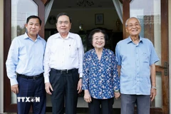 Chủ tịch Quốc hội Trần Thanh Mẫn đến thăm, chúc Tết gia đình đồng chí Trương Mỹ Hoa, nguyên Phó Chủ tịch nước, nguyên Phó Chủ tịch Quốc hội. (Ảnh: Doãn Tấn/TTXVN)