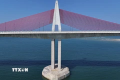 Cầu vượt cửa biển Thuận An, phường Thuận An (Huế) dự kiến đưa vào khai thác Quý 2/2026 khi đường dẫn lên cầu hoàn thành. (Ảnh: Nguyên Lý/TTXVN)