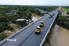 Các nhà thầu huy động tối đa nhân lực, thiết bị thi công cao tốc Cao Lãnh-An Hữu. (Ảnh: Công Trí/TTXVN)