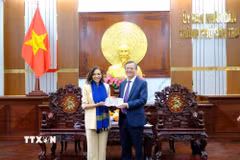 Bà Anne Aly, Bộ trưởng Phát triển Quốc tế, Bộ trưởng Doanh nghiệp Nhỏ và Bộ trưởng Các vấn đề Đa văn hóa Australia tặng quà cho Chủ tịch Ủy ban Nhân dân thành phố Cần Thơ Trương Cảnh Tuyên. (Ảnh: Thu Hiền/TTXVN)
