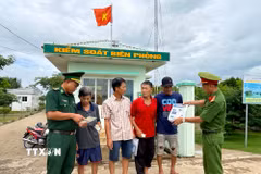 Lực lượng chức năng tuyên truyền lưu động ngay tại Trạm kiểm soát Biên phòng, giúp ngư dân nâng cao nhận thức và chung tay giữ gìn an ninh trật tự trên biển. (Ảnh: Trọng Nguyễn/TTXVN phát)