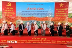 Các đại biểu thực hiện nghi thức khởi công. (Ảnh: Ngọc Minh/TTXVN)