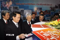 Tổng Bí thư Nguyễn Phú Trọng thăm gian trưng bày các ấn phẩm báo chí của Thông tấn xã Việt Nam tại Hội báo Xuân Ất Mùi 2015. (Ảnh: Trí Dũng/TTXVN)