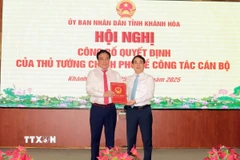 Trao Quyết định phê chuẩn chức vụ Chủ tịch Ủy ban Nhân dân tỉnh Khánh Hòa cho ông Nguyễn Khắc Toàn (bên trái). (Ảnh: TTXVN phát)