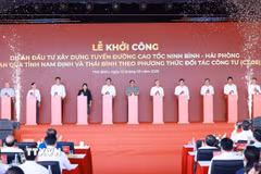 Thủ tướng Phạm Minh Chính và các đại biểu khởi công dự án cao tốc Ninh Bình-Hải Phòng, đoạn qua hai tỉnh Nam Định và Thái Bình. (Ảnh: Dương Giang/TTXVN)