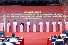 Thủ tướng Phạm Minh Chính và các đại biểu khởi công dự án cao tốc Ninh Bình-Hải Phòng, đoạn qua hai tỉnh Nam Định và Thái Bình. (Ảnh: Dương Giang/TTXVN)