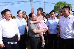 Thủ tướng Phạm Minh Chính với nhân dân vùng dự án. (Ảnh: Dương Giang/TTXVN)
