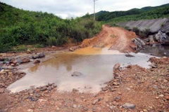 Người dân phải mở các lối đi tạm vòng qua những điểm sạt lở. (Ảnh: Tá Chuyên/TTXVN)