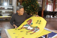 Đáp ứng nhu cầu người tiêu dùng, nghệ nhân làng nghề sáng tạo bức tranh dân gian Đông Hồ với chủ đề con ngựa ngày Tết. (Ảnh: Thanh Thương/TTXVN)