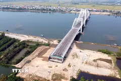 Đầu cầu Dự án cầu Nhật Lệ 3 và đường 2 đầu tạm dừng thi công vì chưa có mặt bằng. (Ảnh: Tá Chuyên/TTXVN)