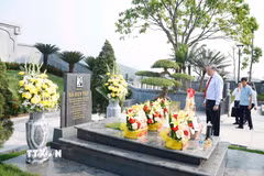 Tổng Bí thư, Chủ tịch nước Tô Lâm và các đồng chí lãnh đạo Đảng, Nhà nước dâng hoa, dâng hương tại Khu di tích cố Tổng Bí thư Hà Huy Tập tại xã Cẩm Hưng, tỉnh Hà Tĩnh. (Ảnh: Thống Nhất/TTXVN)