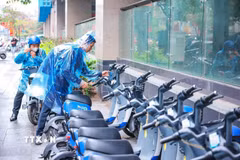 Tại các điểm lên xuống của tuyến đường sắt trên cao Cát Linh-Hà Đông, người dân dễ dàng thuê xe máy điện để di chuyển theo nhu cầu. (Ảnh: Hoàng Hiếu/TTXVN)