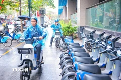 Hệ thống xe máy điện cho thuê ngày càng phát triển, cho phép người dân dễ dàng tiếp cận phương tiện di chuyển linh hoạt, tiện lợi mà không cần sở hữu cá nhân, đồng thời góp phần thúc đẩy lối sống xanh và giảm thiểu ô nhiễm môi trường. (Ảnh: Hoàng Hiếu/TTXVN)