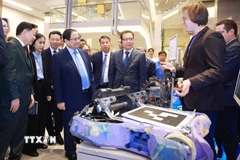 Thủ tướng Phạm Minh Chính xem sản phẩm nghiên cứu của sinh viên Đại học Nghiên cứu Công nghệ Quốc gia MISIS. (Ảnh: Dương Giang/TTXVN)