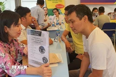 Người lao động tìm kiếm việc làm tại một phiên giao dịch. (Ảnh: Hoàng Nhị/TTXVN)