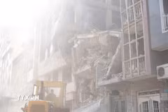 Các tòa nhà bị phá hủy sau cuộc không kích của Israel tại Tehran, Iran. (Ảnh: THX/TTXVN)