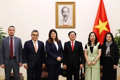 Phó Thủ tướng Hồ Quốc Dũng (thứ 3, phải sang) tiếp Bộ trưởng Ngoại giao và Kiều dân Palestine Varsen Aghabekian Shahin. (Ảnh: TTXVN phát)