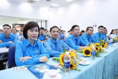 Sắc đỏ rực rỡ của cờ hoa, trên nhiều tuyến phố đã tạo nên một “bức tranh” sinh động chào mừng Đại hội XIV của Đảng. (Ảnh: Thanh Tùng/TTXVN)