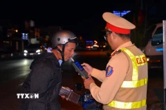 Kiểm tra xử lý nồng độ cồn với người tham gia giao thông ở Cà Mau. (Ảnh: TTXVN phát)