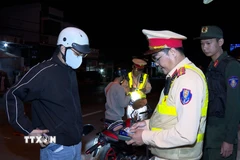 Kiểm tra xử lý nồng độ cồn với người tham gia giao thông. (Ảnh: TTXVN phát)