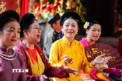 Các nghệ sỹ biểu diễn nghệ thuật truyền thống tại không gian Đền Bạch Mã (phường Hoàn Kiếm, Hà Nội). (Ảnh: Khánh Hòa/TTXVN)